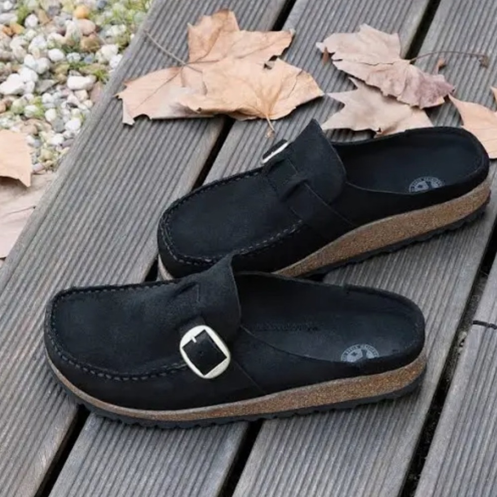 Birkenstock Buckley
Suede Leather - Black
$150 size 38 US 7-7.5 NEW
